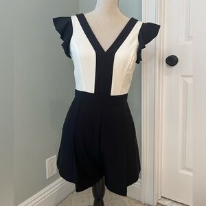 AQUA Black/White Romper w/ Flutter Sleeves Zipper back | Pockets | XS | Like New